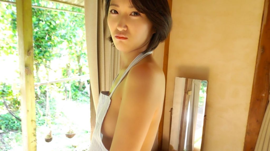 横乳を見せつける宮崎華帆