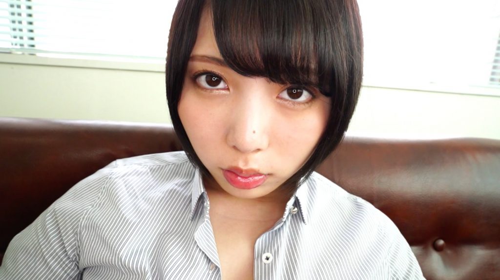 こちらを見つめる安位薫ちゃん