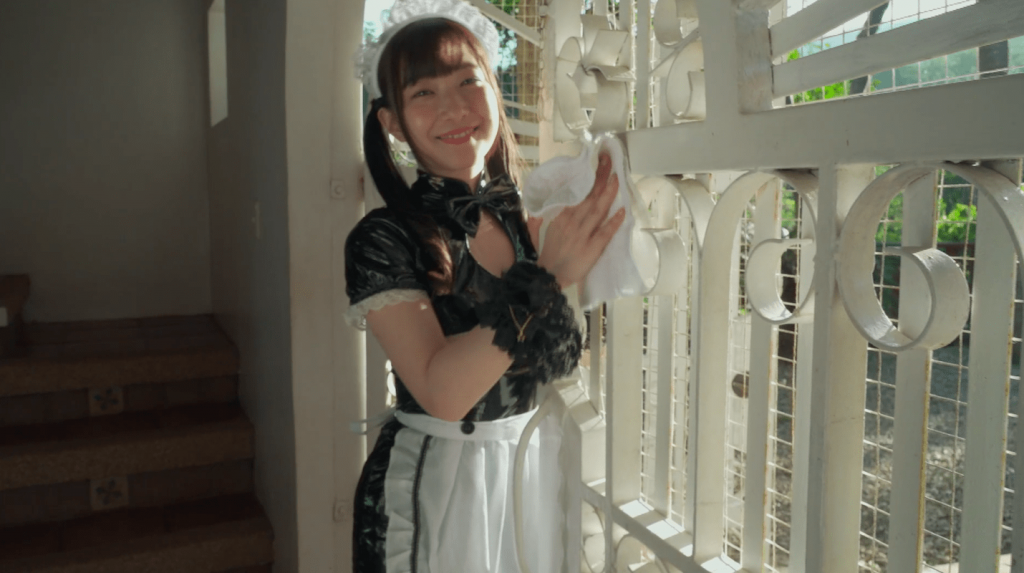 メイド服で朝の掃除をする小日向ななせ