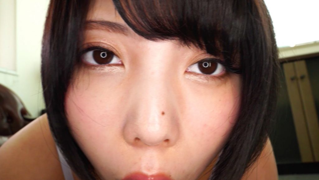アイスを咥えた安位薫ちゃんの表情もキュート♡
