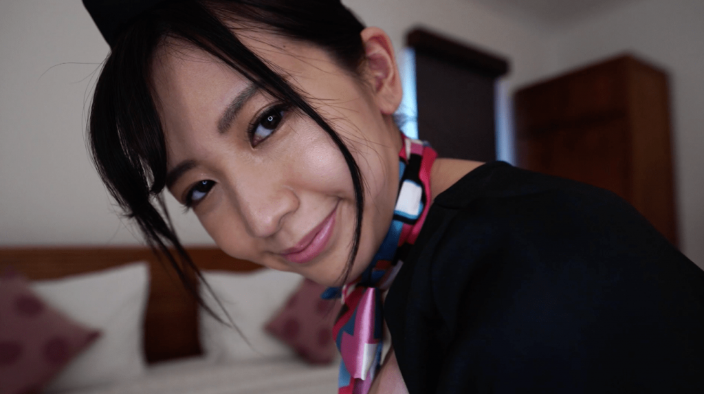 フライトアテンダントのコスプレで笑顔の相田美優