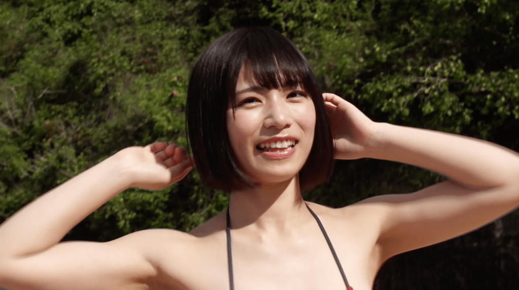 伸びの緊張が解け最高の笑顔を見せる村上りいな