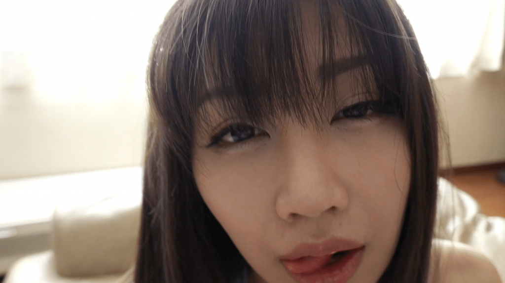 キャンディ舐めの最中に舌舐めずりをするあべみほ