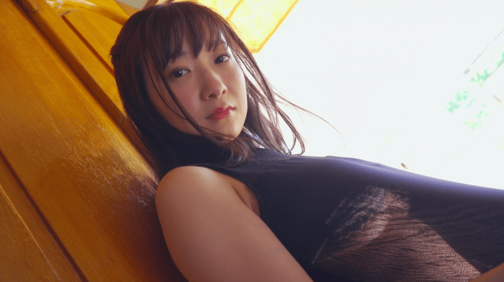黒のワンピースが透けて下乳が見えている小日向ななせ