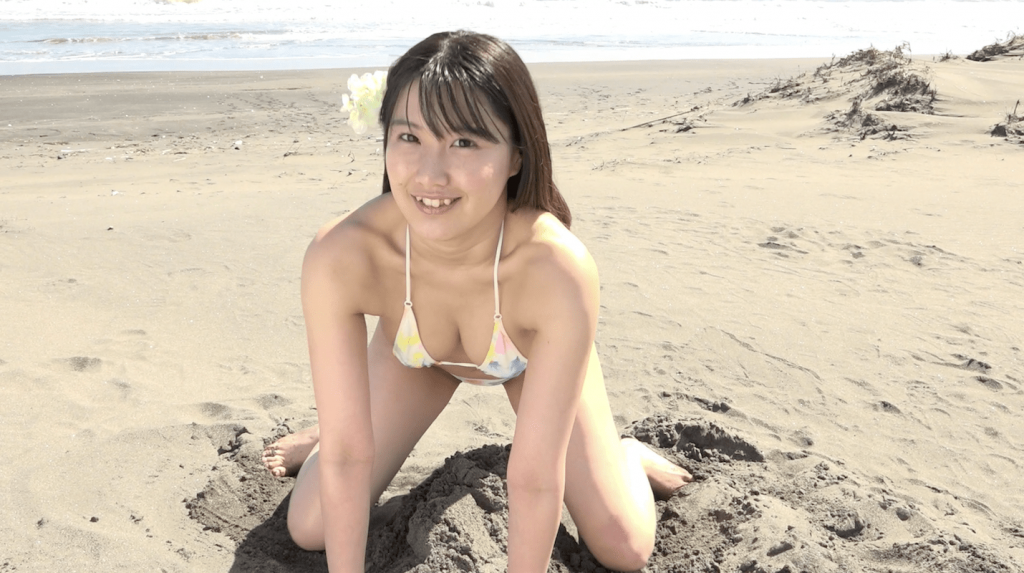 ビーチでビキニを着て笑顔の星川沙羅