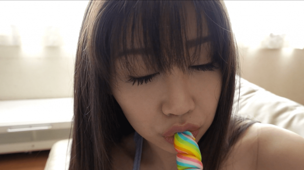 キャンディにぼってり唇をつけるあべみほ