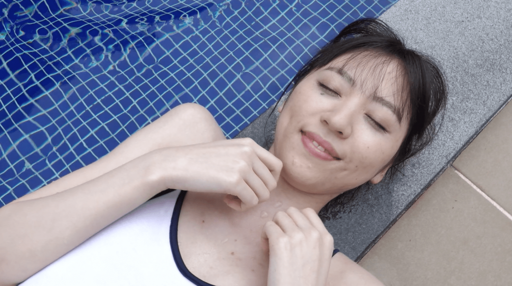 プールサイドで白ハイレグ水着で眠る船岡咲