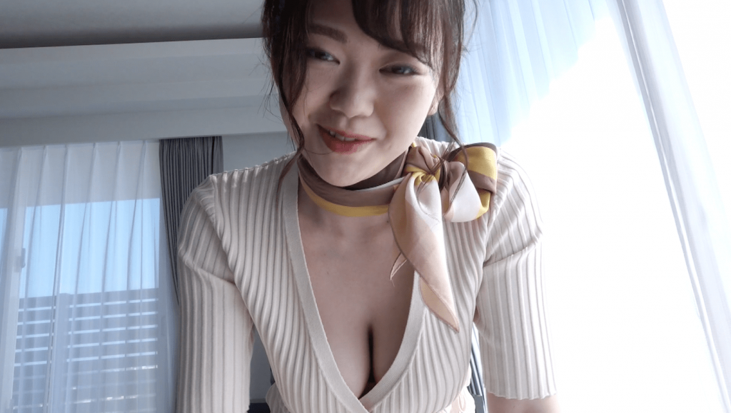 ニットの服装でマッサージする山岸楓