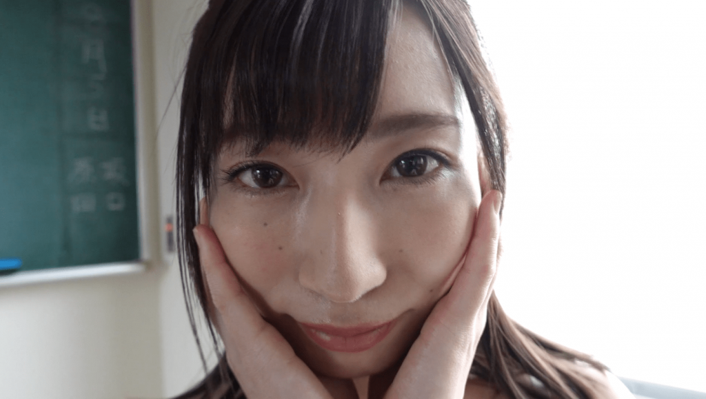 教室で見つめるぱつこ