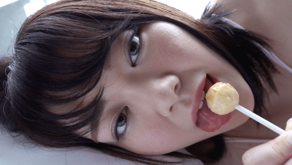 エロいタンクトップでキャンディを舐める山岸楓