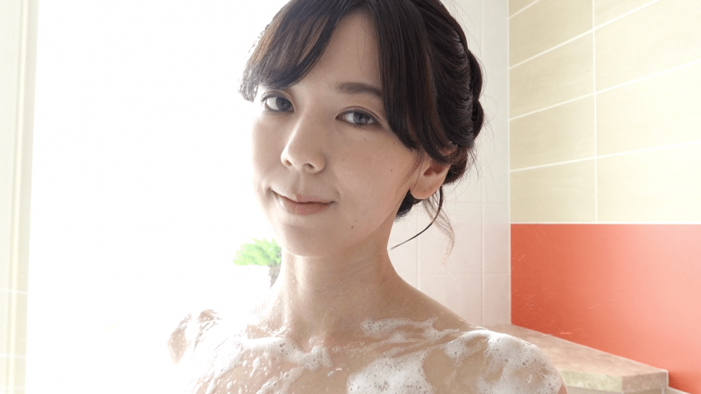 シャワールームで笑顔の絃花みき