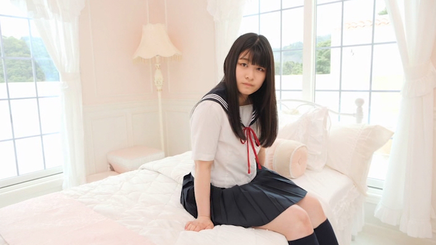 セーラー服でベッドに座る四宮由貴
