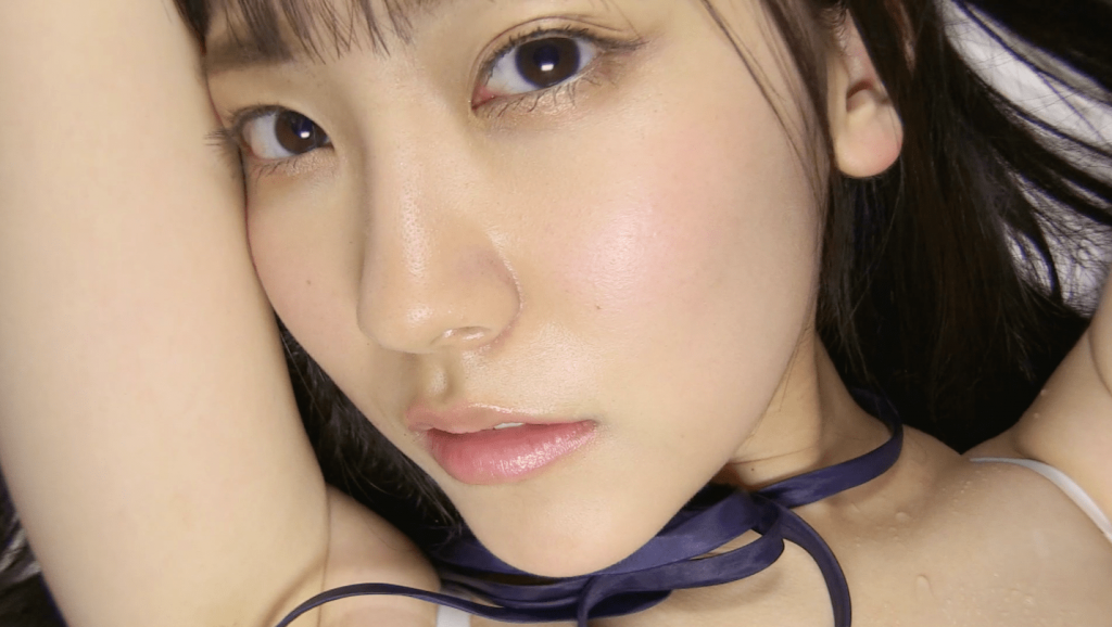 ベッドに横たわる林田百加のアップ