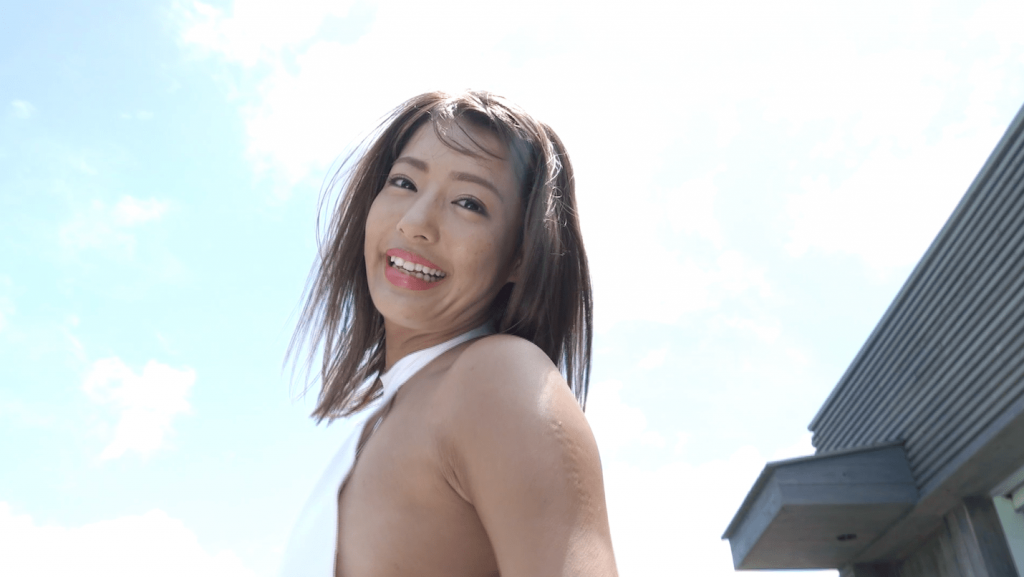セクシーな水着を着て笑顔の橋本梨菜