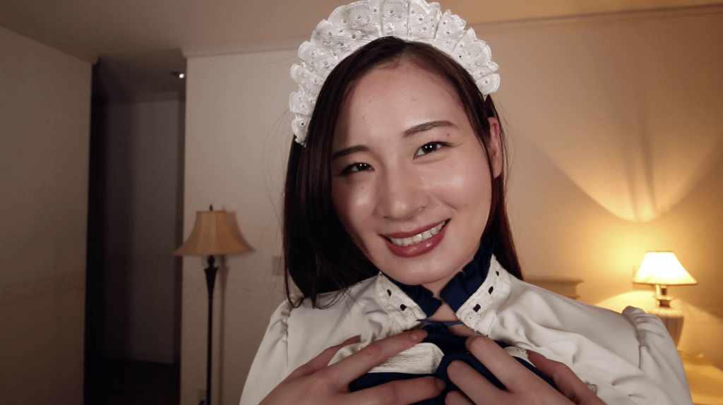 メイド服を着て笑顔の清瀬汐希