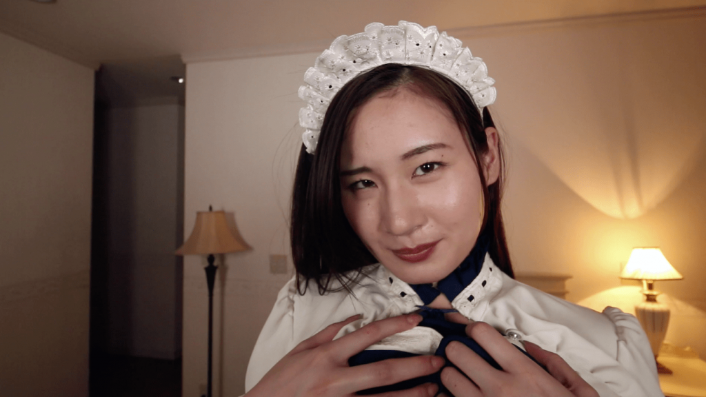 メイド服を着て笑顔の清瀬汐希