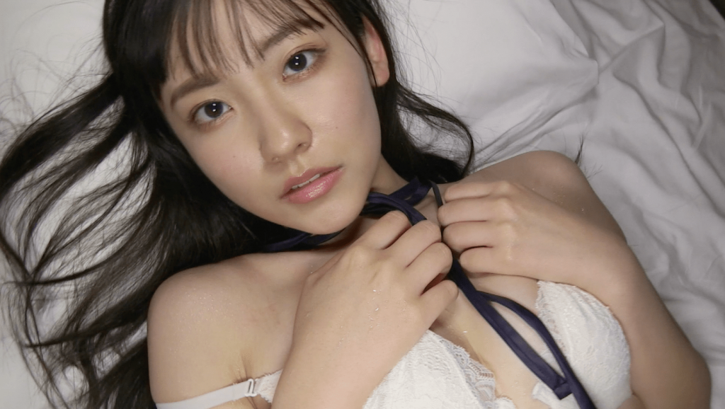 白いブラをつけベッドに横たわる林田百加