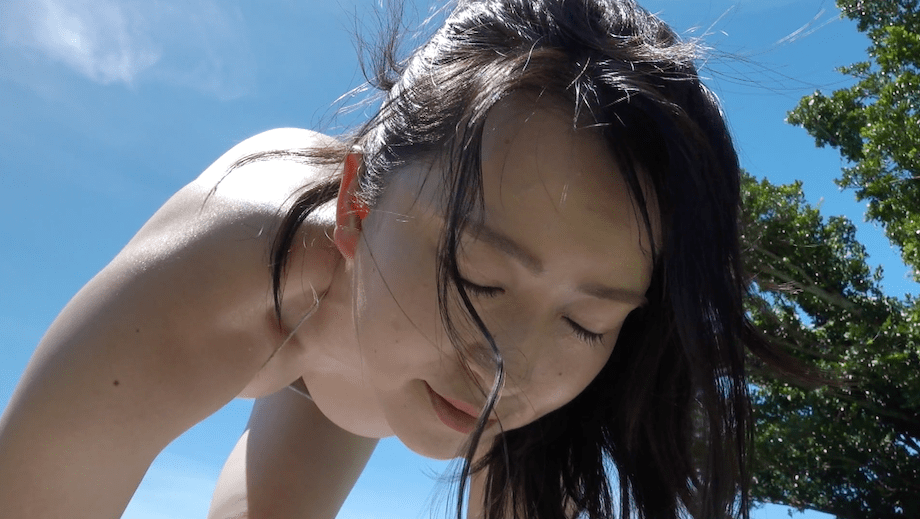 公園でセクシーなヨガウェアでヨガをする薄井しお里