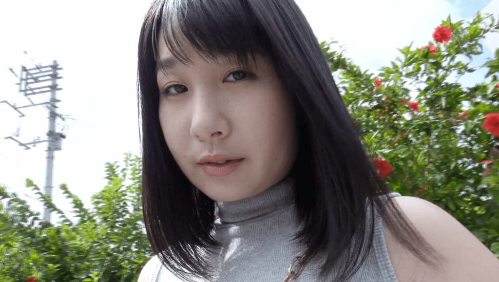 ニットにタイトなスカートの桐山瑠衣