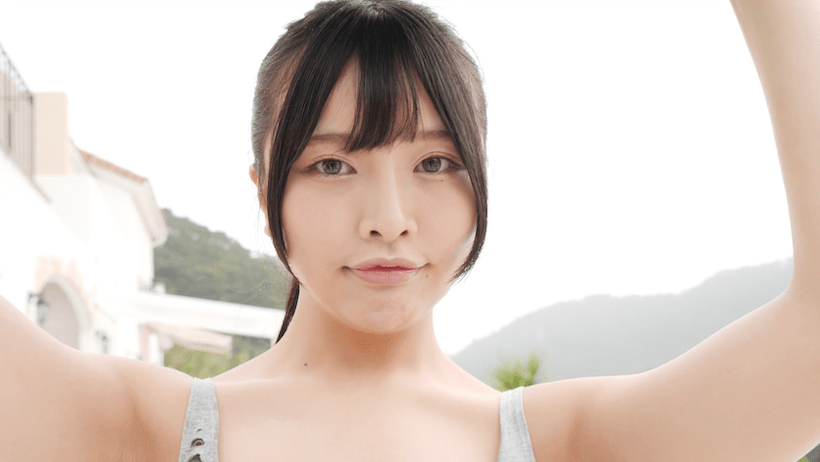 極小のトップス姿でボール遊びをする橋本ひかり