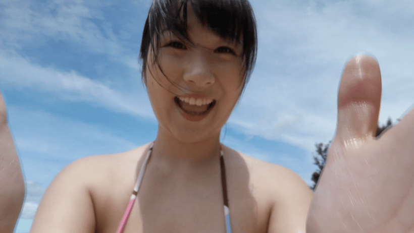 カラフルなビキニを着て笑顔の桐山瑠衣