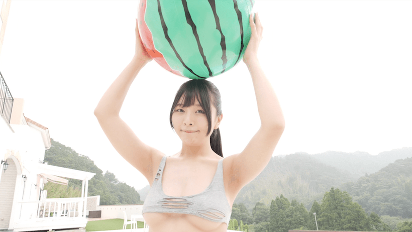 極小のトップス姿でボール遊びをする橋本ひかり