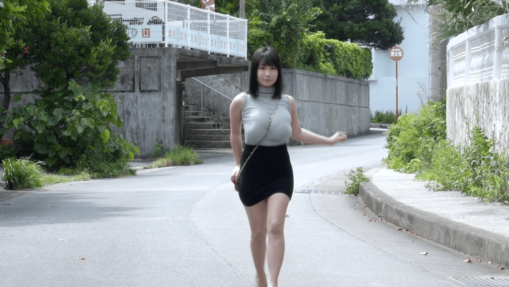 ニットで胸を揺らしながら走る桐山瑠衣
