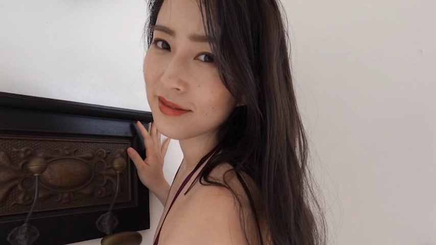 振り返って笑顔の薄井しお里