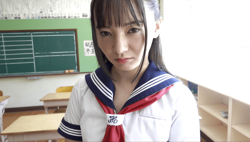 教室にセーラー服で浮かない表情の西永彩奈