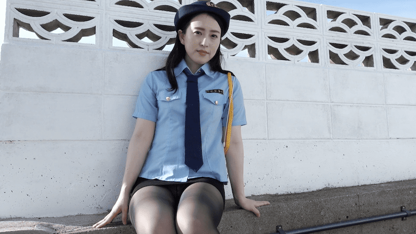 ミニスカポリス姿の薄井しお里