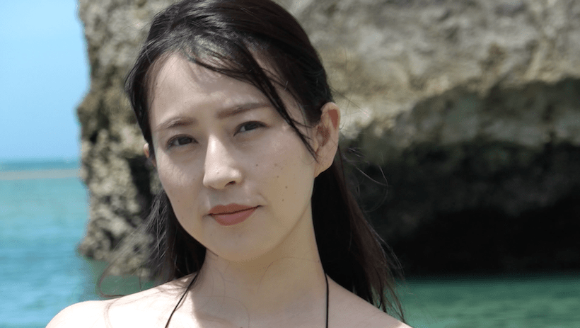 南国の海でリラックスする薄井しお里