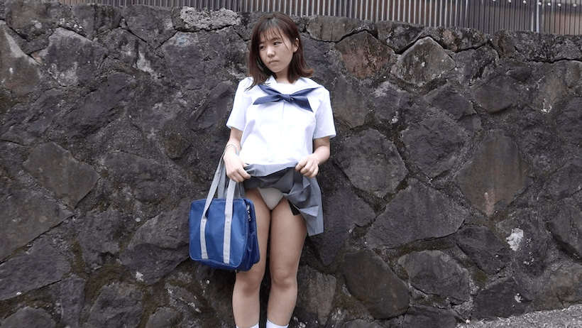 セーラー服のスカートをまくり上げる桜田なな