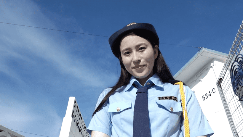 ミニスカポリス姿の薄井しお里