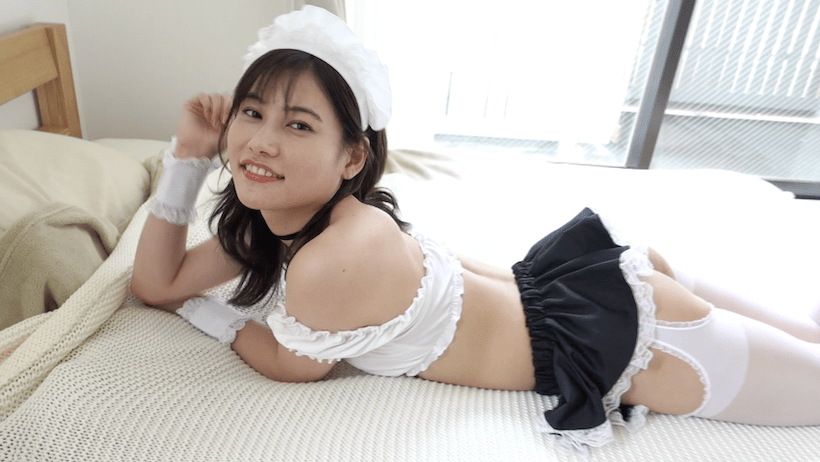 メイド服でベッドに横たわる江藤彩也香