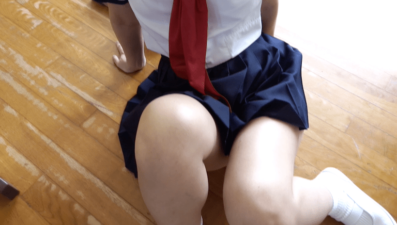 セーラー服で教室に座っている西永彩奈