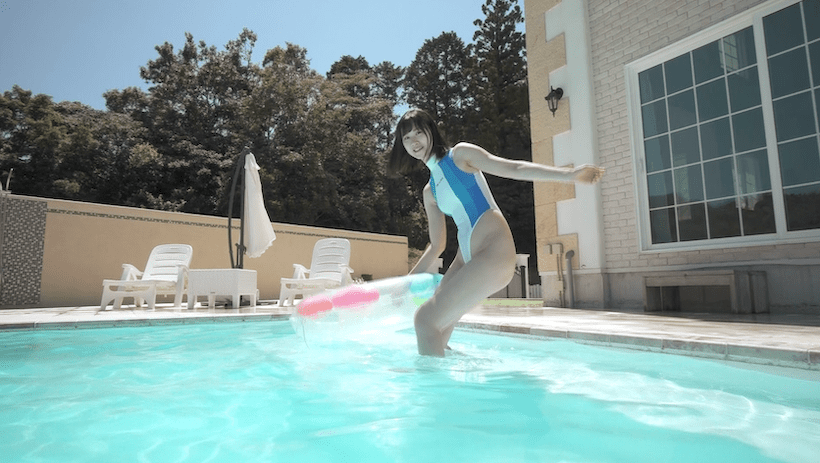 レースクイーンのようなハイレグ水着の鹿