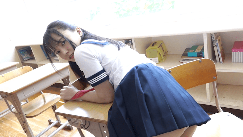 教室で押し倒される西永彩奈