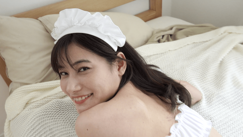 メイド服でベッドに横たわる江藤彩也香