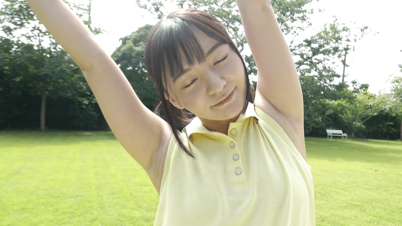 テニスの前に準備運動する西永彩奈