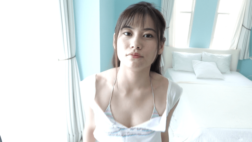 極小Tでリラックスした表情の江藤彩也香