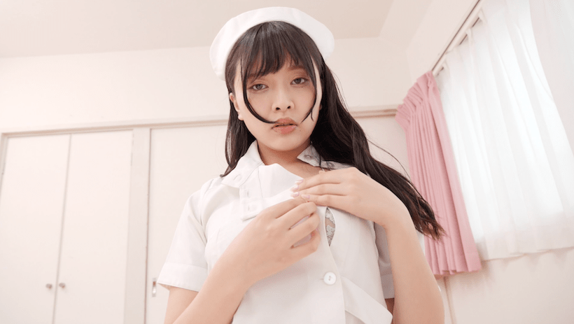 ナース服を徐々に脱いでいく橋本ひかり