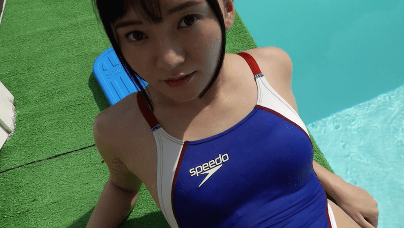 競泳水着でプールサイドに横たわる西永彩奈