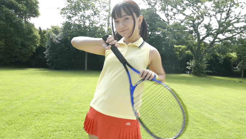 テニスウェアにツインテールの西永彩奈