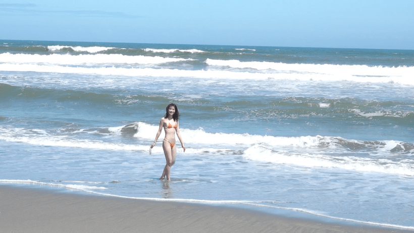 海でオレンジビキニの江藤彩也香