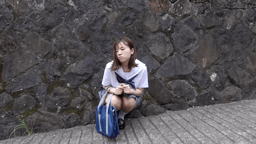 セーラー服で登校する桜田なな