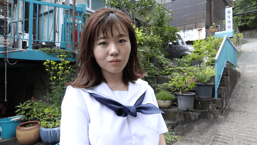 セーラー服で登校する桜田なな