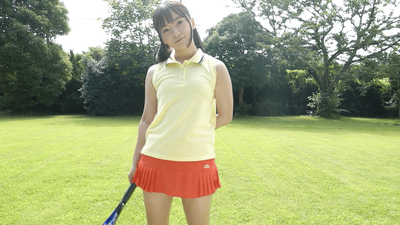 テニスウェアにツインテールの西永彩奈