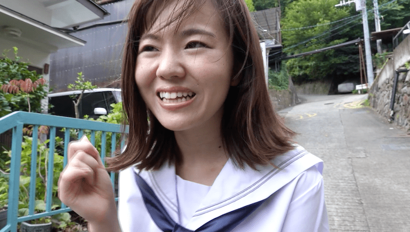 セーラー服で登校する桜田なな