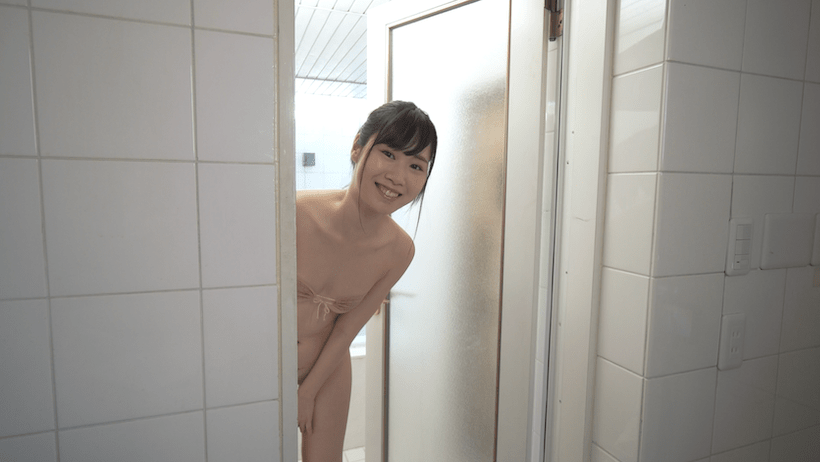 水着でシャワーに誘う鹿