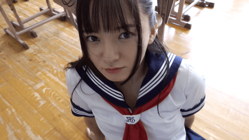 セーラー服で教室に座っている西永彩奈